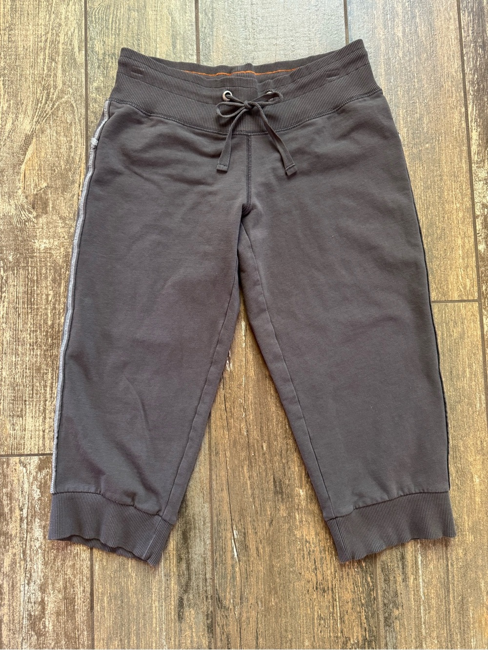 Lucy Drawstring Capri Leggings in Grey size XS